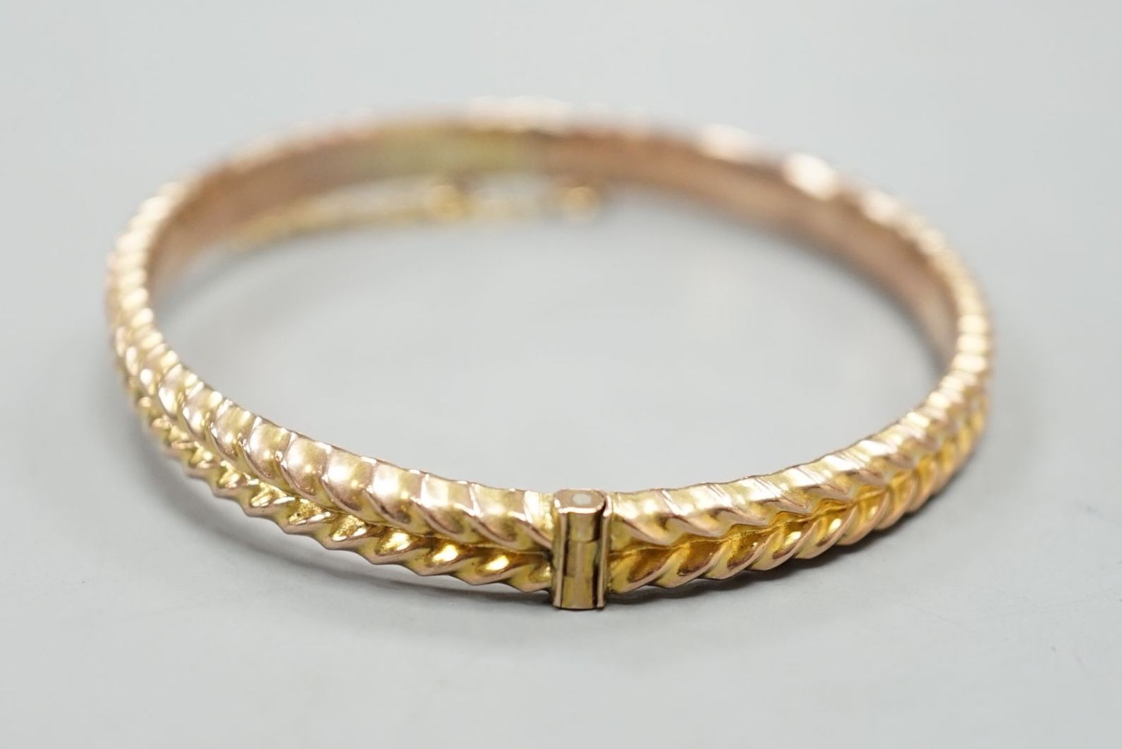 An Edwardian 9ct hinged bangle, 58mm, 8.4 grams.